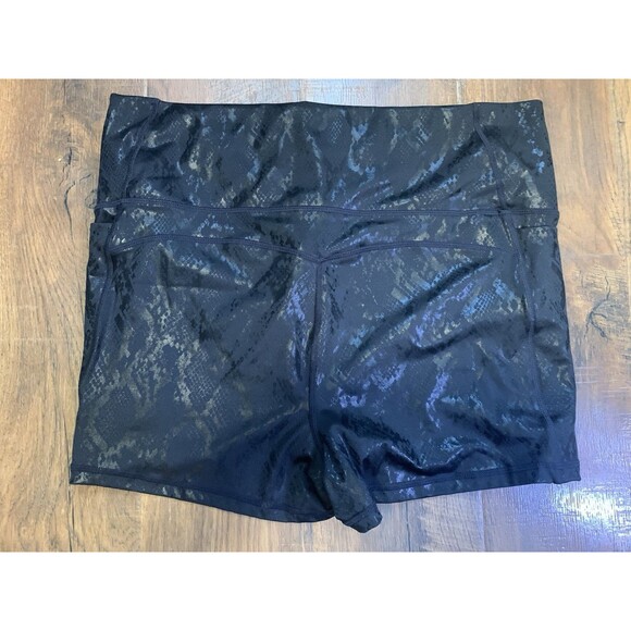 Fabletics Powerhold Workout Shorts Black Foil Snake Print Women’s Size 1X - Picture 3 of 4